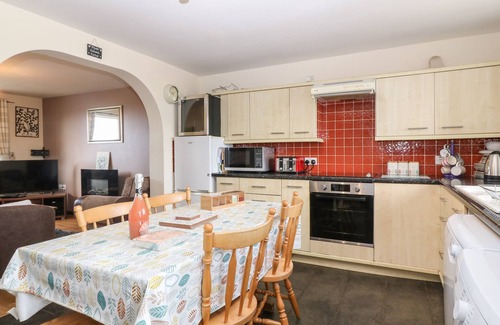 Cylch-Y-Garn Cottage | RHIANGWYN COTTAGE, pet friendly, with hot tub in Cemaes Bay