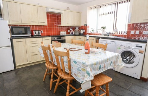 Cylch-Y-Garn Cottage | RHIANGWYN COTTAGE, pet friendly, with hot tub in Cemaes Bay