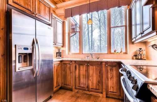 Riviere-Rouge Ski Chalet | Rhuddin - Nature Retreat w/Spa