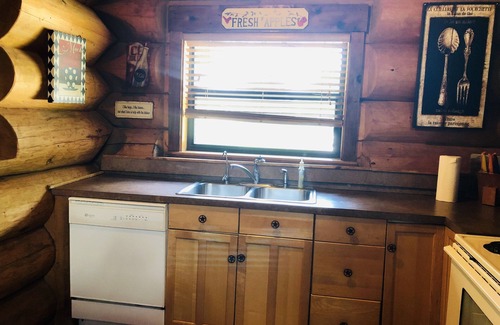 Marble Falls Cabin | Rica Shae: Charming Lakeside Escape Awaits You!