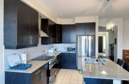 Richmond Hill House | Richmond Hill/near Yonge Street/Hardcoverntownhouse/Four rooms full of sunshine