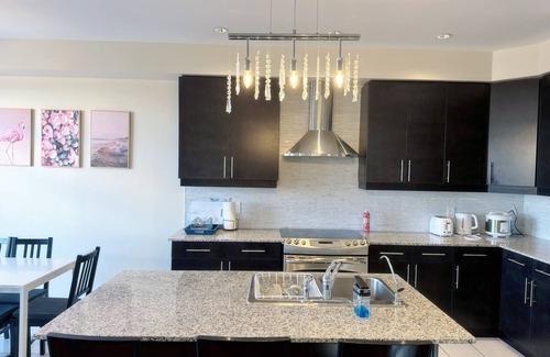 Richmond Hill House | Richmond Hill/near Yonge Street/Hardcoverntownhouse/Four rooms full of sunshine