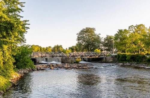Smiths Falls Apartment | Rideau King 1Br Apartment Free Parking