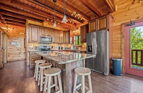 Gatlinburg - Pigeon Forge Cabin | Ridge View Lodge: ⛰️ Nature/Mountain View ♨️ Hot tub 🔥 Firepit 🎱 Games 🏡 Yard