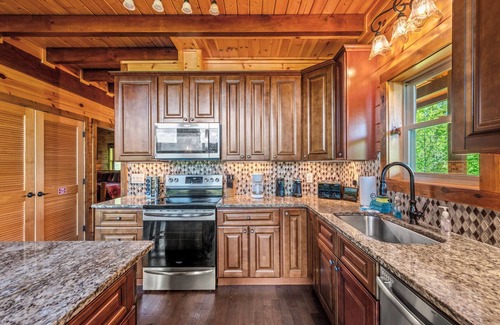 Gatlinburg - Pigeon Forge Cabin | Ridge View Lodge: ⛰️ Nature/Mountain View ♨️ Hot tub 🔥 Firepit 🎱 Games 🏡 Yard