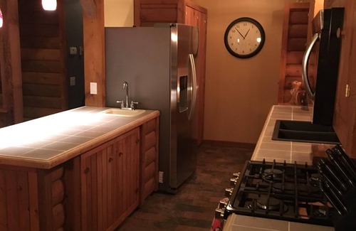Genoa House | Ridgehaven is a peaceful, secluded cabin on 40 beautiful wooded acres