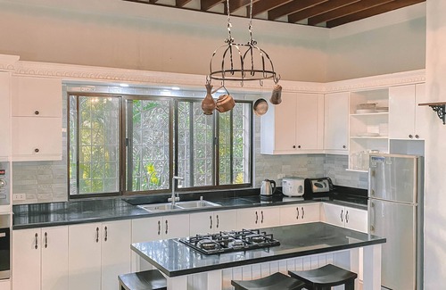 Malabag House | Ridgetop Resthouse with pool - 5 mins away from Tagaytay!