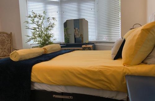 Leigh-on-Sea Apartment | Right by Leigh Broadway Private Garden large ground fl apt