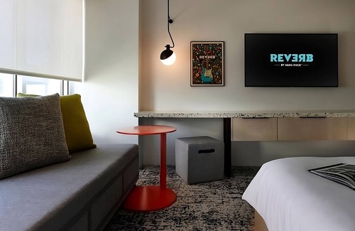 Downtown Atlanta Hotel | Right next to Mercedes-Benz Stadium! Onsite Parking, Fireplace and Rooftop Bar!