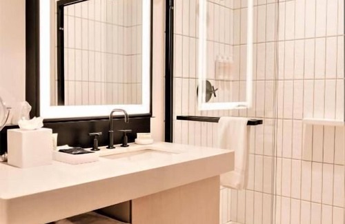 Downtown Atlanta Hotel | Right next to Mercedes-Benz Stadium! Onsite Parking, Fireplace and Rooftop Bar!