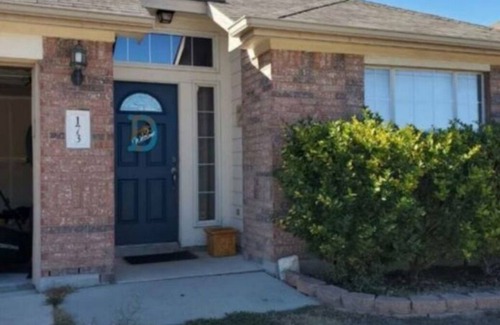 Kyle House | Right off I-35, quick commute to Austin and San Marcos-EV charger!