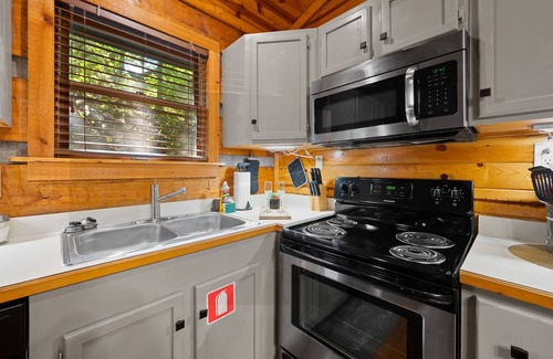 Sevierville Cabin | ✨Right off of the parkway! Private hot tub,jacuzzi tub,fireplace,grill☕️