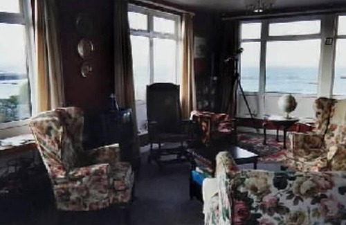 Letterard House | Right on the sea front bright bungalow with big secluded garden