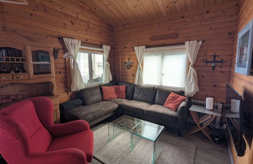 Lemmer Cabin | Right on the water - log cabin in Holland for relaxation and water sports