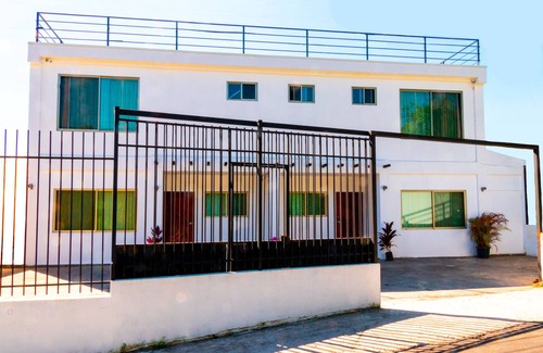 Cajon Condo | Right Unit: La Casa Blanca de Grecia