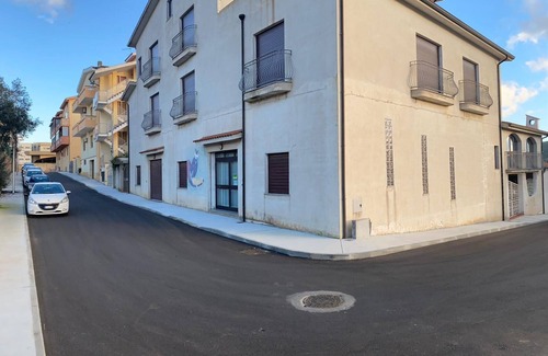 Iglesias Apartment | Rilassati nella Nostra Suite Gioia: Un Ambiente Familiare Vicino al Centro
