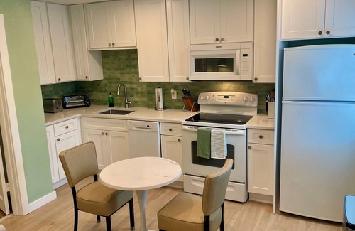 Treasure Island Apartment | Riley's Retreat, 1 Bedroom Waterfront with Private Boat Dock and Beach Access