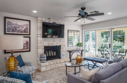 Stonewall Apartment | Rio Ranchito Loft, riverfront, hot tub, sleeps 4!