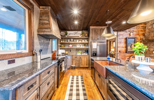 Broken Bow Cabin | Rio Vista- Amazing Mountain & River Views Overlooking Beavers Bend! Private!