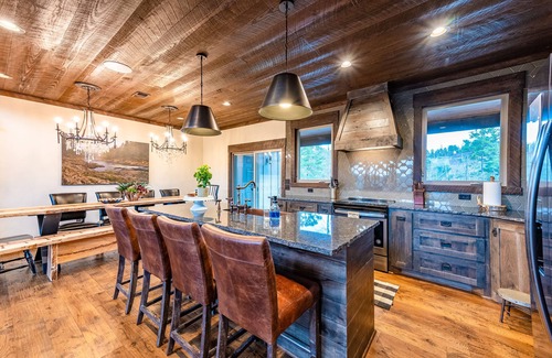 Broken Bow Cabin | Rio Vista- Amazing Mountain & River Views Overlooking Beavers Bend! Private!
