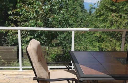 Riondel House | Riondel Lake view guest cottagen