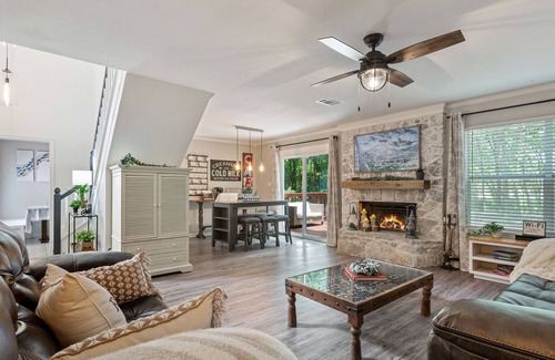Lorena House | Ritzy country retreat only 18 mins to Magnolia Silos
