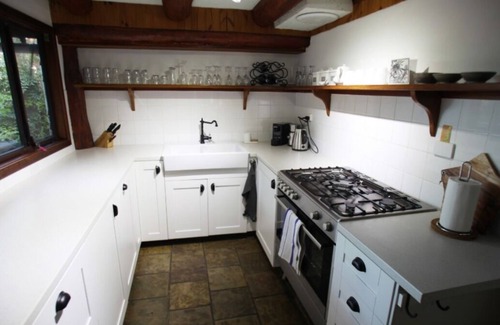 Yallingup Siding House | Rivendell Lodge, Luxury lodge located in a vineyard with onsite Tennis Court