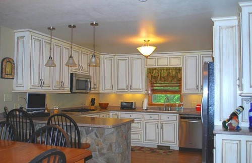 Scottville Cabin | River access, outdoor fireplace, fire pit, 5 bedroom, game room, pet friendly