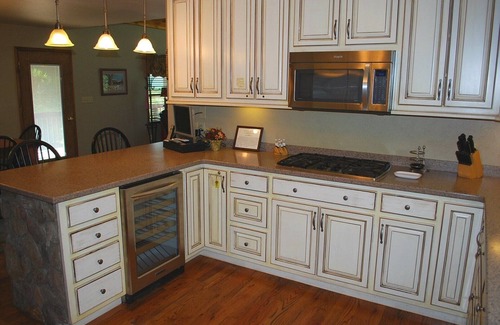 Scottville Cabin | River access, outdoor fireplace, fire pit, 5 bedroom, game room, pet friendly
