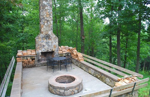 Scottville Cabin | River access, outdoor fireplace, fire pit, 5 bedroom, game room, pet friendly
