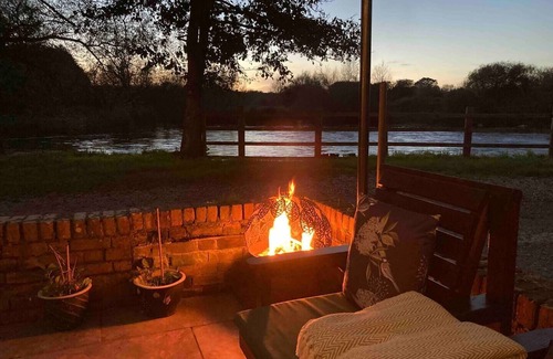 New Forest District Apartment | River Avon Retreat - A Rustic New Forest Gem on The Riverbank