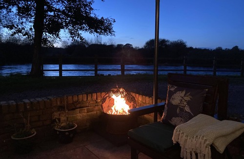 New Forest District Apartment | River Avon Retreat - A Rustic New Forest Gem on The Riverbank