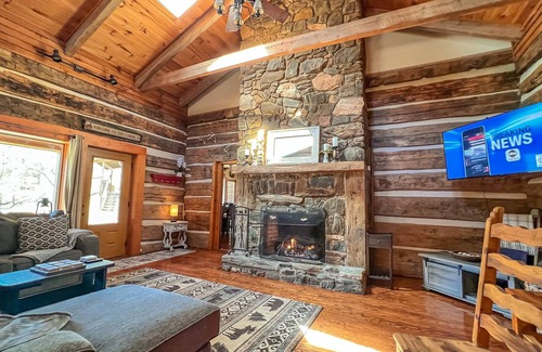 Lansing Cabin | River Bliss - New Rental for 2023. Riverfront cabin with 5BR/3BA