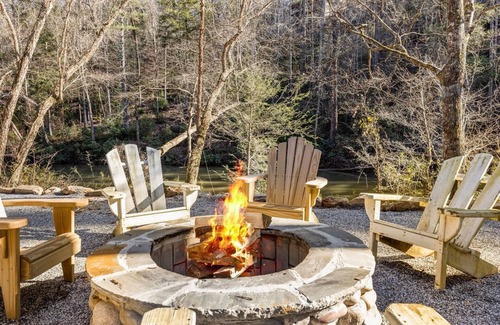 Dahlonega Cabin | River Cabin in ON the Water with Firepit