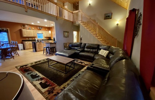 Ellijay Cabin | River Cabin w/Mtn view SPECIAL 8TH NIGHT FREE Tubing Hot Tub Fireplace King Beds