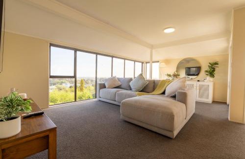 Whanganui House | River City Views With Spa Pool, BBQ & Sky TV