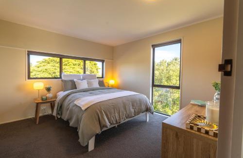 Whanganui House | River City Views With Spa Pool, BBQ & Sky TV