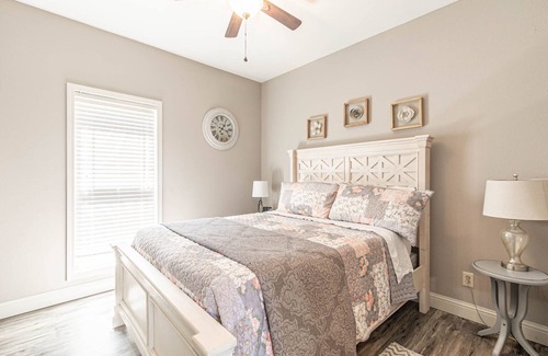 Warm Springs House | River Cottage with 6 bedrooms, 3 baths, playground and baby bed.