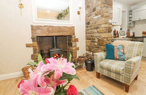 Aysgarth Cottage | RIVER DANCE COTTAGE, pet friendly, with open fire in West Burton