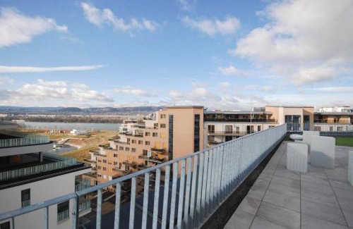 Vizafogo Apartment | River Danube flat w balcony and FREE guarded parking