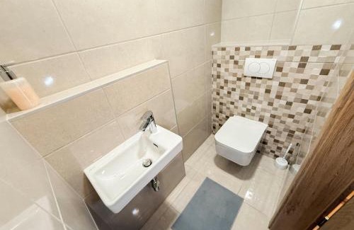 Vizafogo Apartment | River Danube flat w balcony and FREE guarded parking