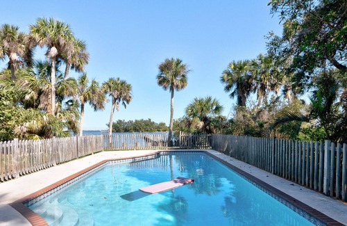 Sebastian Apartment | River Escape 1 bedroom with Dock Access, pool, and full kitchen
