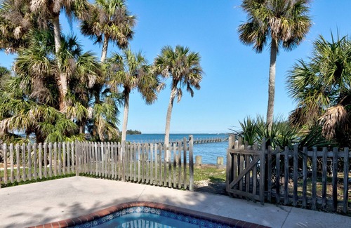 Sebastian Apartment | River Escape 1 bedroom with Dock Access, pool, and full kitchen