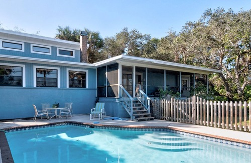 Sebastian Apartment | River Escape 1 bedroom with Dock Access, pool, and full kitchen