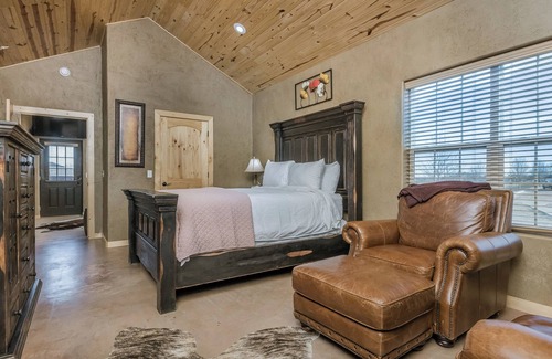 Amarillo Cabin | River Falls Venue & Lodges Two Bedroom Lodge