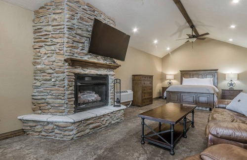 Amarillo Cabin | River Falls Venue & Lodges One-Bedroom Lodge