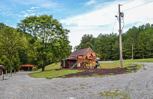 Harrogate Cabin | River Forge Cabin 52 - Cozy and Rustic 1 Bedroom Cabin - Creek Front