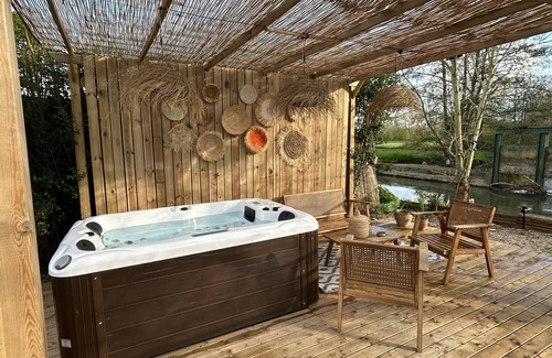 Saint-Avit-les-Guespieres Ski Chalet | Riverfront cottage with jacuzzi