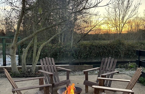 Saint-Avit-les-Guespieres Ski Chalet | Riverfront cottage with jacuzzi