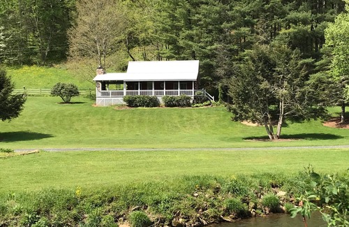 Creston House | River Front Cabin with Cozy Comfort and Mountain View